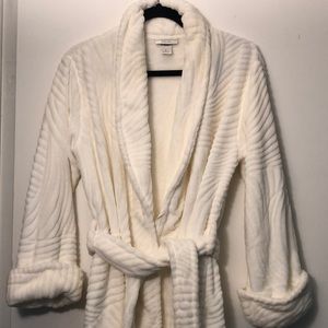 Like NEW off white/ivory Natori robe